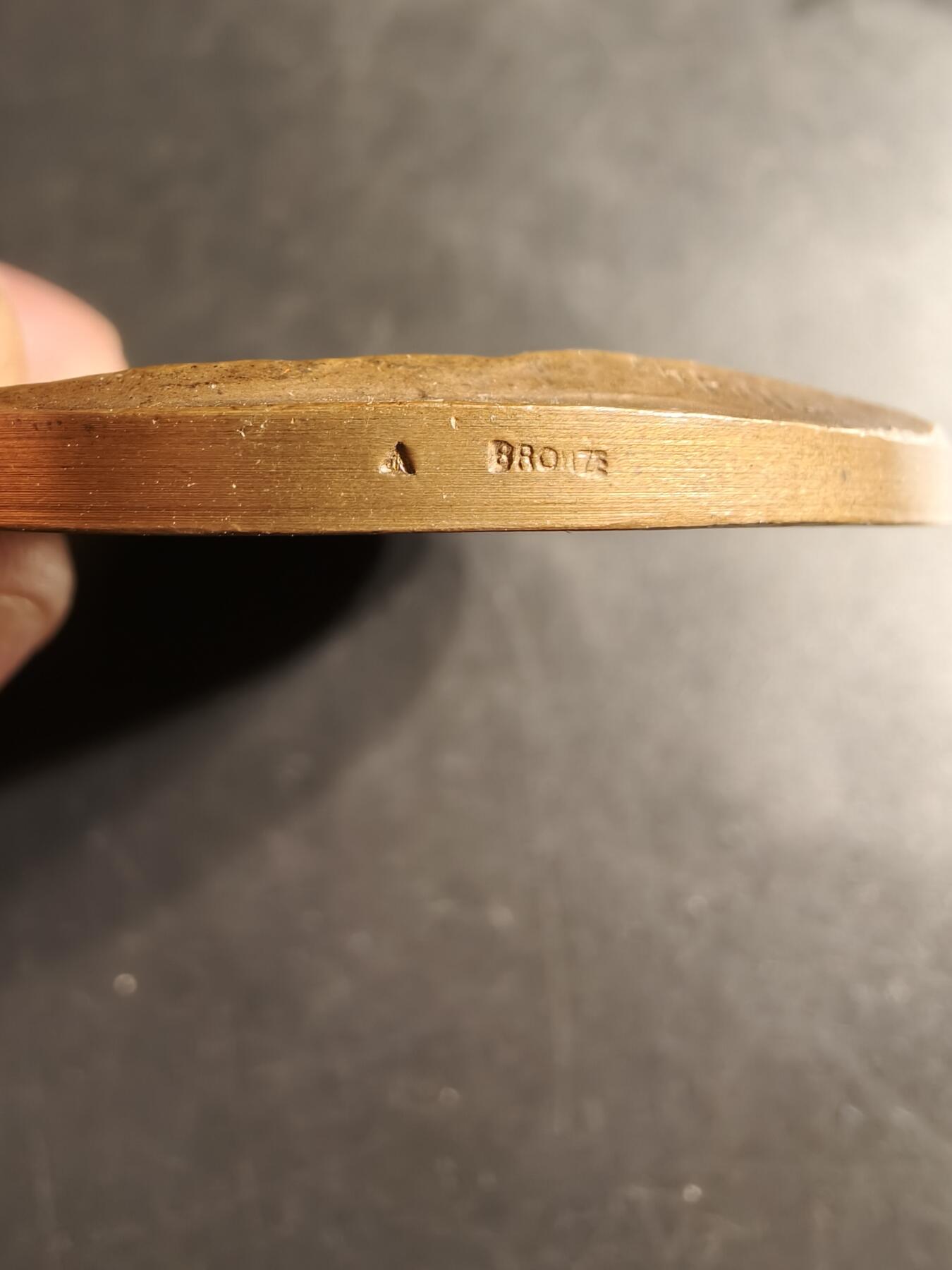 老王徽章第157期 法国外科医生路易斯·翁布雷丹大铜章     直径68mm.   重量139.7g.   大师皮列作品     高浮雕精美