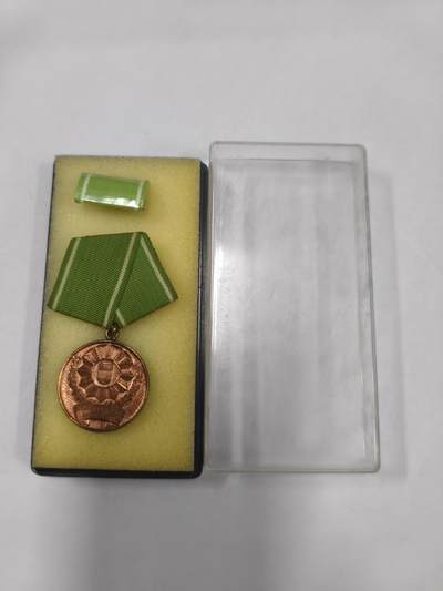 韵星假日拍卖第二十八期 -- Rimey Holidays Auction 28 - 民主德国内务部武装力量杰出服务奖章 带原盒略