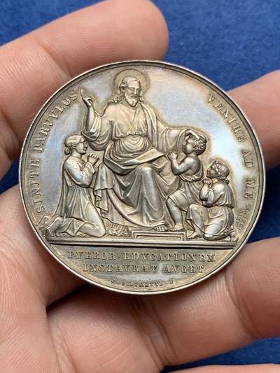 《竞宝斋》第429场 周日，周一，周二 3场连拍 （全场包邮） 19世纪梵蒂冈教皇庇护九世高浮雕纪念银章 33.5克 43.3mm 包浆漂亮 底板带光 细节见图