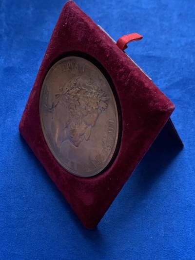 《竞宝斋》第429场 周日，周一，周二 3场连拍 （全场包邮） 路易-菲利普一世纪念拿破仑雕像重新揭幕纪念大桌牌 1968年铸 章重约206克 72.8mm 丰饶角铜标边铭