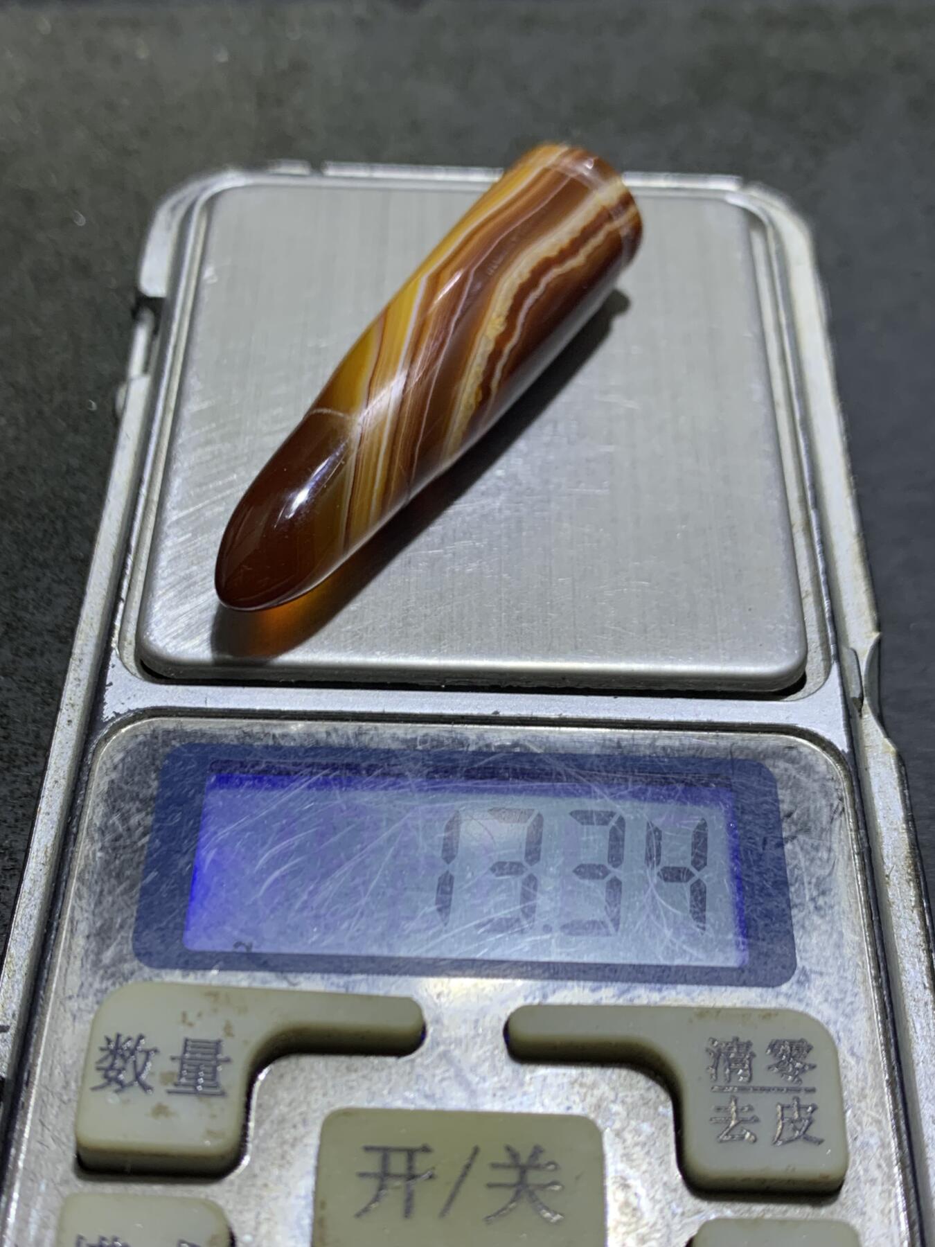 缠丝玛瑙雕刻通货子 弹头吊坠一个，