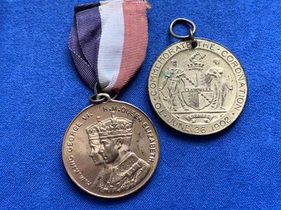 《竞宝斋》第429场 周日，周一，周二 3场连拍 （全场包邮） 英国1902年爱七登基镀金铜章+1937年乔治六世登基鎏金铜章，2枚一组，附赠镍马剑原盒+证书一套。金光闪闪，镀层状态很好。