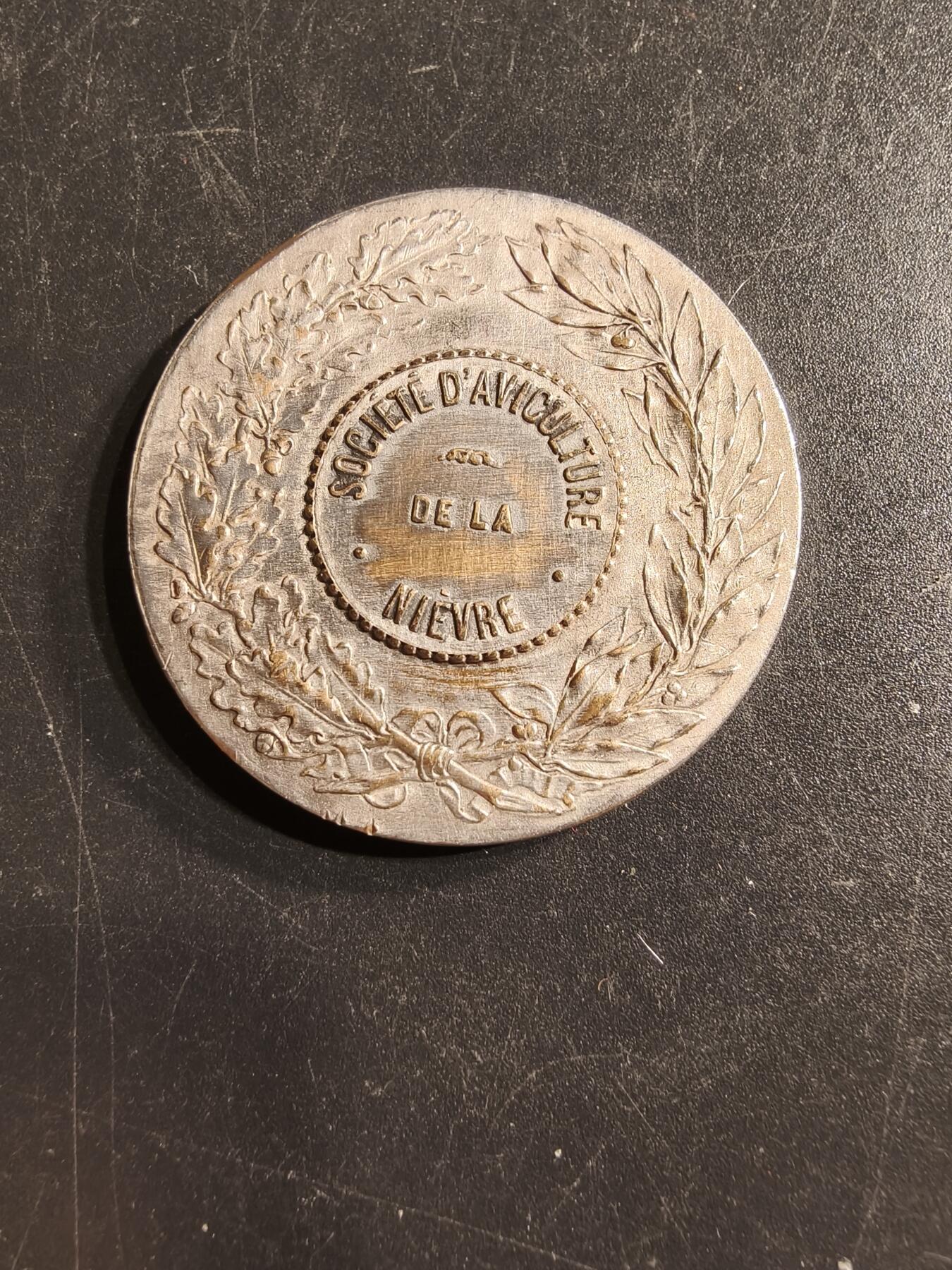 老王徽章第157期 法国尼埃弗雷农业协会镀银大铜章    直径38mm.   重量22.2g