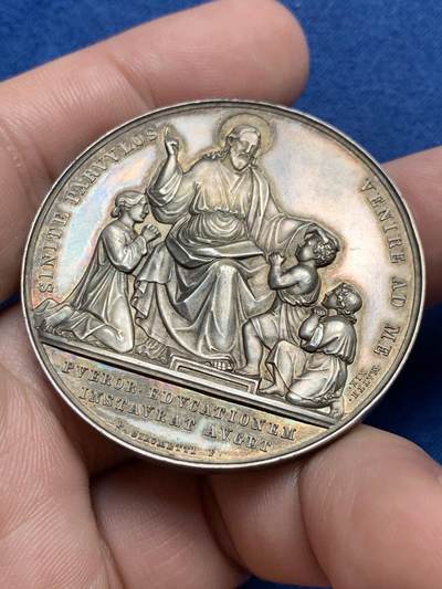 《竞宝斋》第429场 周日，周一，周二 3场连拍 （全场包邮） 19世纪梵蒂冈教皇庇护九世高浮雕纪念银章 33.5克 43.3mm 包浆漂亮 底板带光 细节见图