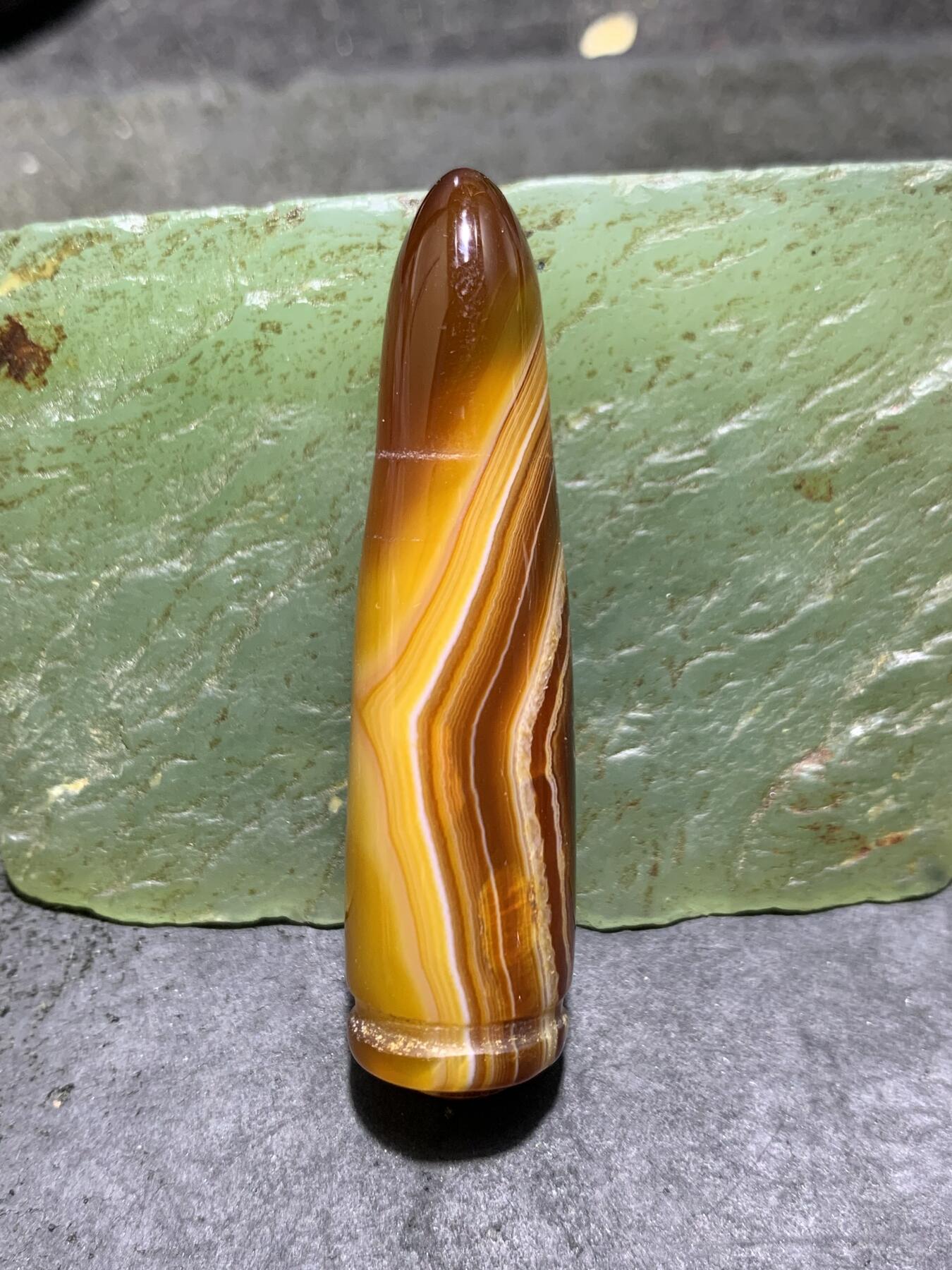 缠丝玛瑙雕刻通货子 弹头吊坠一个，