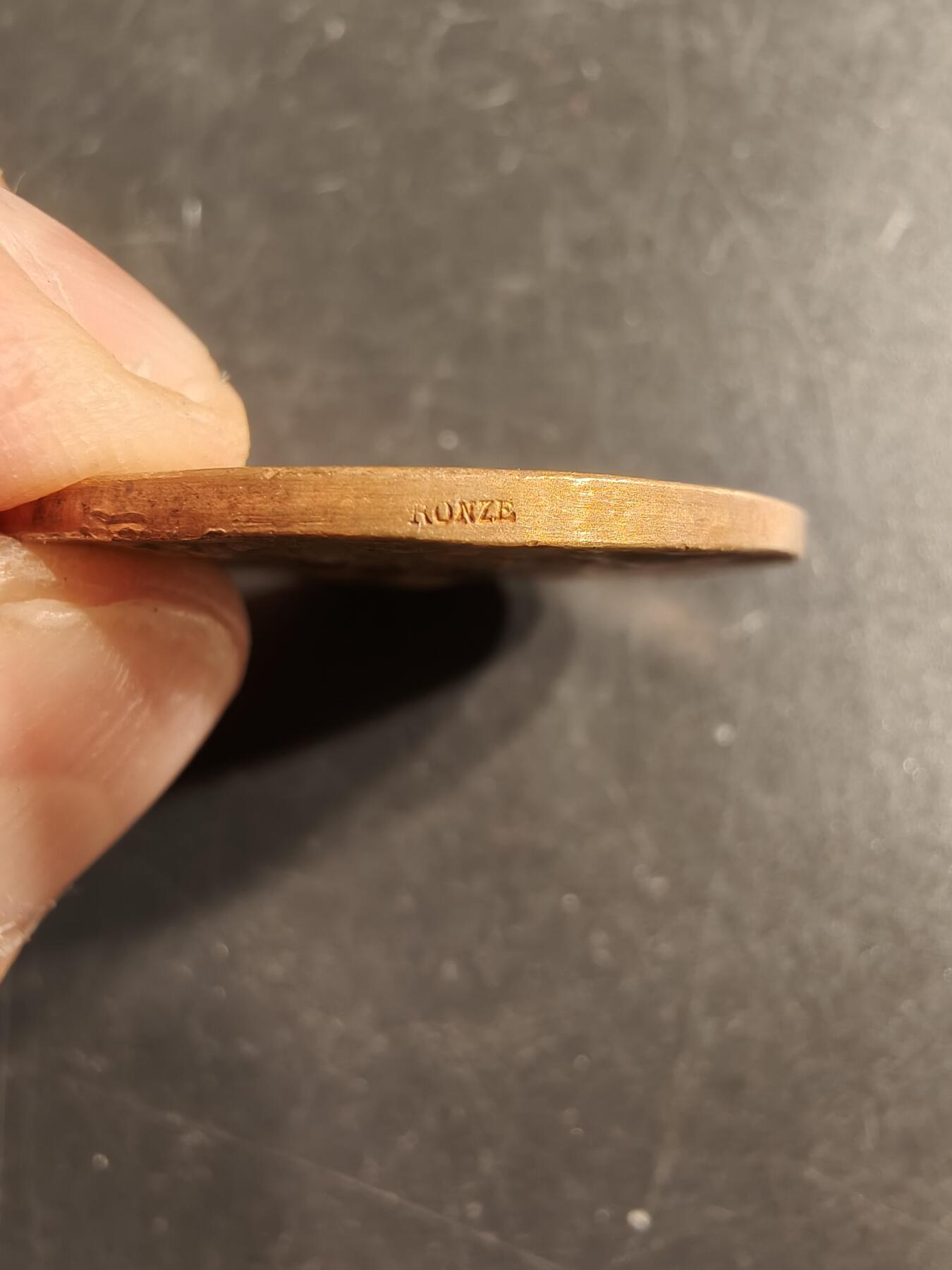 老王徽章第157期 法国诺曼底农业协会镀金大铜章     直径35mm.   重量20.5g