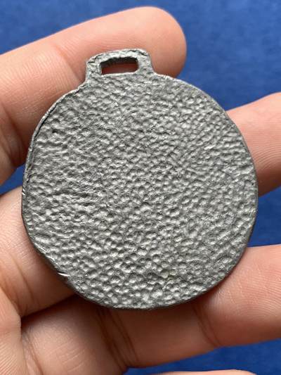 《竞宝斋》第429场 周日，周一，周二 3场连拍 （全场包邮） 1975 景观纪念章 39.5克 41mm 细节见图 材质感觉是铅的 具体自行分辨