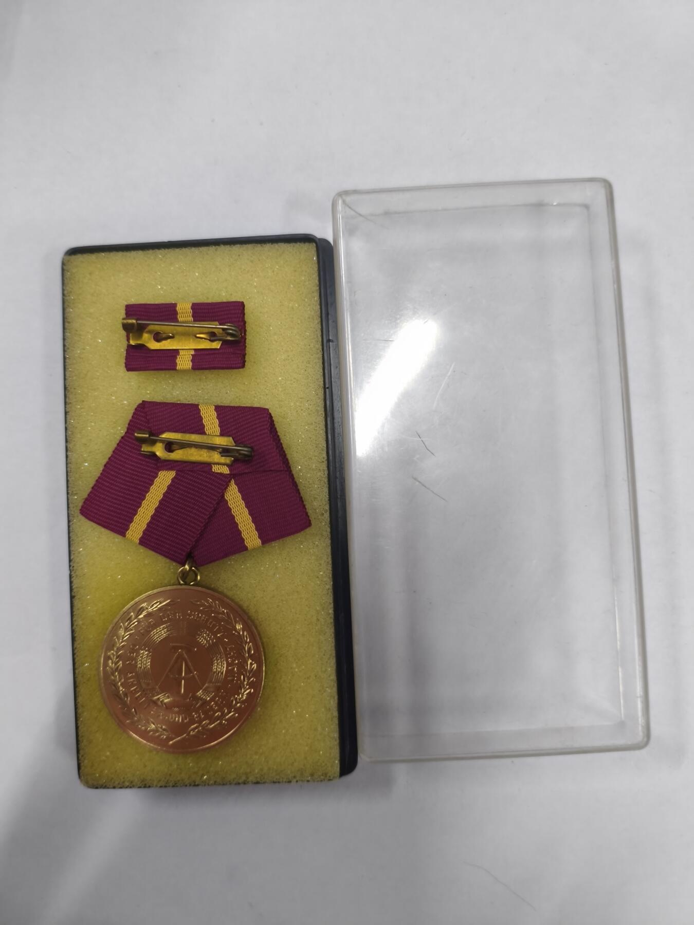 韵星假日拍卖第二十八期 -- Rimey Holidays Auction 28 民主德国金级忠诚履行民防任务奖章 带原盒略