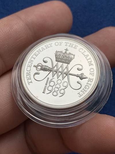 《竞宝斋》第429场 周日，周一，周二 3场连拍 （全场包邮） 英国 1989年 权利的主张300周年精制银币 是老版2磅里比较少见的一种 发行量2.5万枚 925银 15.98克