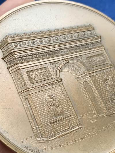 《竞宝斋》第429场 周日，周一，周二 3场连拍 （全场包邮） 巴黎凯旋门点燃圣火五十周年纪念大铜章 259.7克 80.5mm 丰饶角铜标