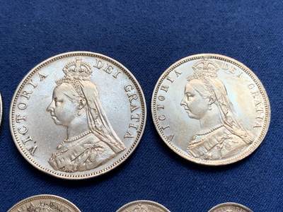 《竞宝斋》第429场 周日，周一，周二 3场连拍 （全场包邮） 七枚一组 英国1887年 维多利亚高冠银币 含马剑1克朗，双福，半克朗，福林，先令，6便士，3便士各一枚，细节不错，详见图片。