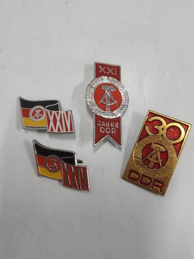韵星假日拍卖第二十八期 -- Rimey Holidays Auction 28 - 民主德国建国周年纪念章一组