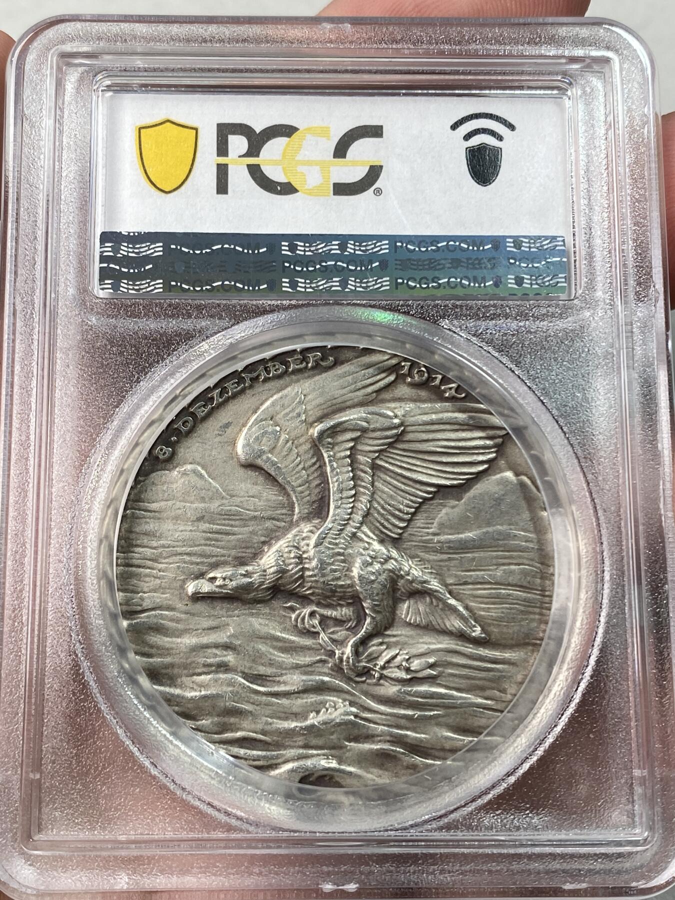 万国钱币拍卖第053期【万国秋季大拍下●周五周六两场连拍】 PCGS SP63 1914年德国海军上将马克西米利安·冯·斯佩伯爵及其儿子海因里希和奥托在福克兰群岛战役中殉国纪念大银章 卡尔哥茨异形大号经典设计名誉品种——帝国雄鹰的陨落 银质极罕见 45MM 35G 