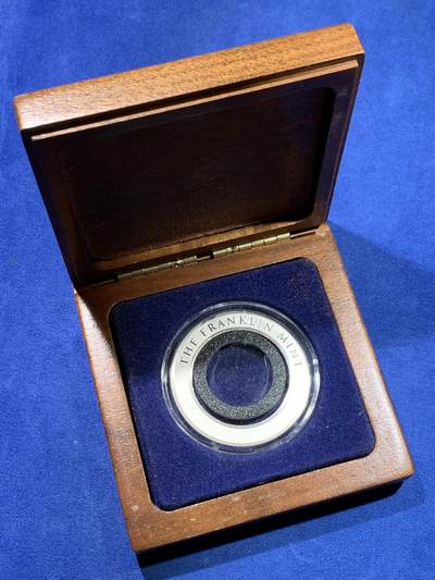 《竞宝斋》第429场 周日，周一，周二 3场连拍 （全场包邮） 富兰克林金币收纳盒 古董盒子，几十年前的产物，内含一枚银圈，重22.5克