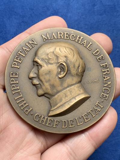 《竞宝斋》第429场 周日，周一，周二 3场连拍 （全场包邮） 1940年贝当元帅铜章 此章专赠维希政府高级行政官员（尤其是大区总督层级），1944年解放后，此类章多被持有人销毁，存世品相非常好，罕见。62.7mm，114.5克，外盒有裂，细节见图。