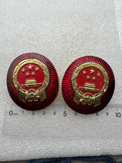 真品毛主席像章、纪念章 - 帽徽两个