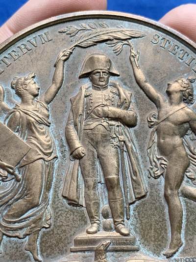 《竞宝斋》第429场 周日，周一，周二 3场连拍 （全场包邮） 路易-菲利普一世纪念拿破仑雕像重新揭幕纪念大桌牌 1968年铸 章重约206克 72.8mm 丰饶角铜标边铭