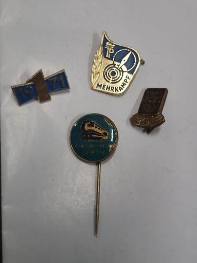 韵星假日拍卖第二十八期 -- Rimey Holidays Auction 28 - 民主德国徽章一组