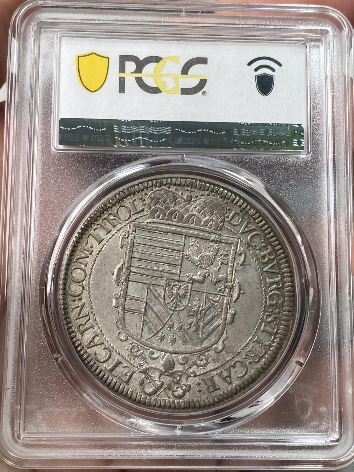 万国钱币拍卖第053期【万国秋季大拍下●周五周六两场连拍】 PCGS MS65 1620年神圣罗马帝国利奥波德五世纹章大泰勒 哈尔厂铸造 可遇不可求的BU级别神罗泰勒 均匀一色的纸袋包浆上些许蓝绿色调点缀 经过四百余年的时光洗礼依旧保持如此顶级的品相 无疑每一任藏家都对其爱护有加 PC唯一冠军分