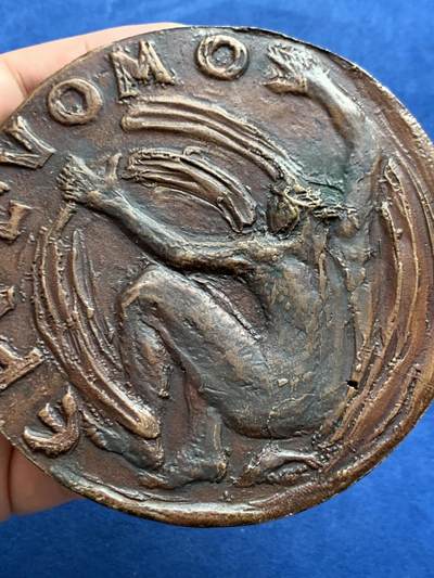 《竞宝斋》第429场 周日，周一，周二 3场连拍 （全场包邮） 超现实主义大型纪念章 背面包含日月地球 线条粗狂  超大规格 103mm 186克 不错的藏品