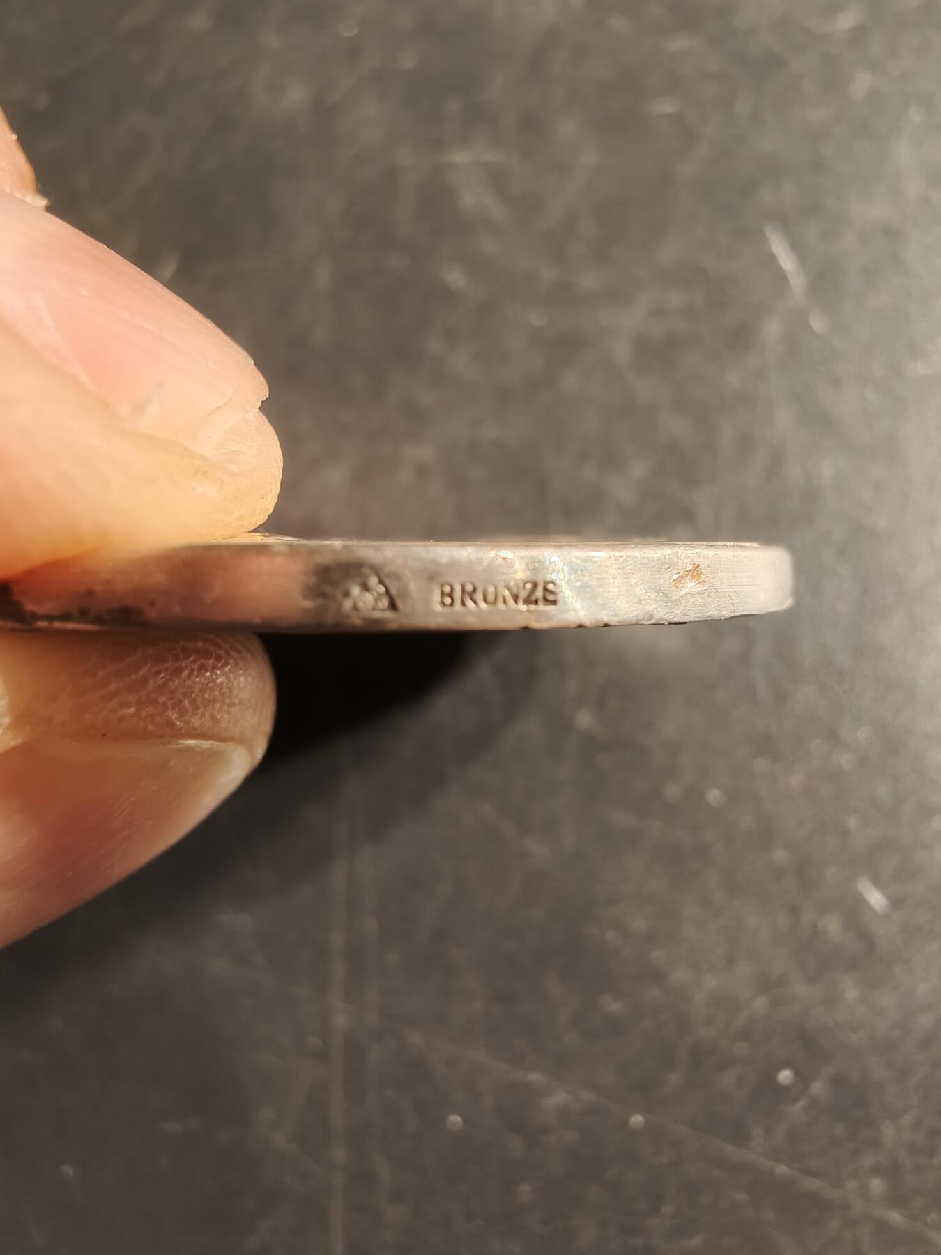老王徽章第157期 法国尼埃弗雷农业协会镀银大铜章    直径38mm.   重量22.2g