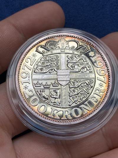 《竞宝斋》第429场 周日，周一，周二 3场连拍 （全场包邮） 丹麦1997年发行玛格丽特二世25年银婚200克朗银币 1oz 999银 38MM开面，银币边缘淡环彩，带证书。