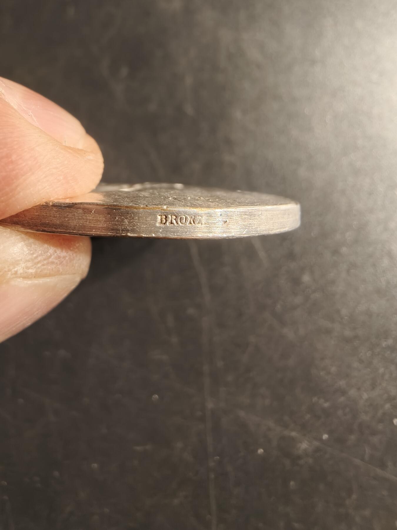 老王徽章第157期 法国中央家禽协会镀银大铜章    直径36mm.   重量23.3g