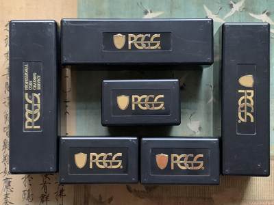 《竞宝斋》第429场 周日，周一，周二 3场连拍 （全场包邮） 六个一组 PCGS评级币正版黑色收纳盒 大号（每个可装20枚PCGS评级币）3个+ 小号（每个可装10枚PCGS评级币）3个，有使用痕迹，细节见图。