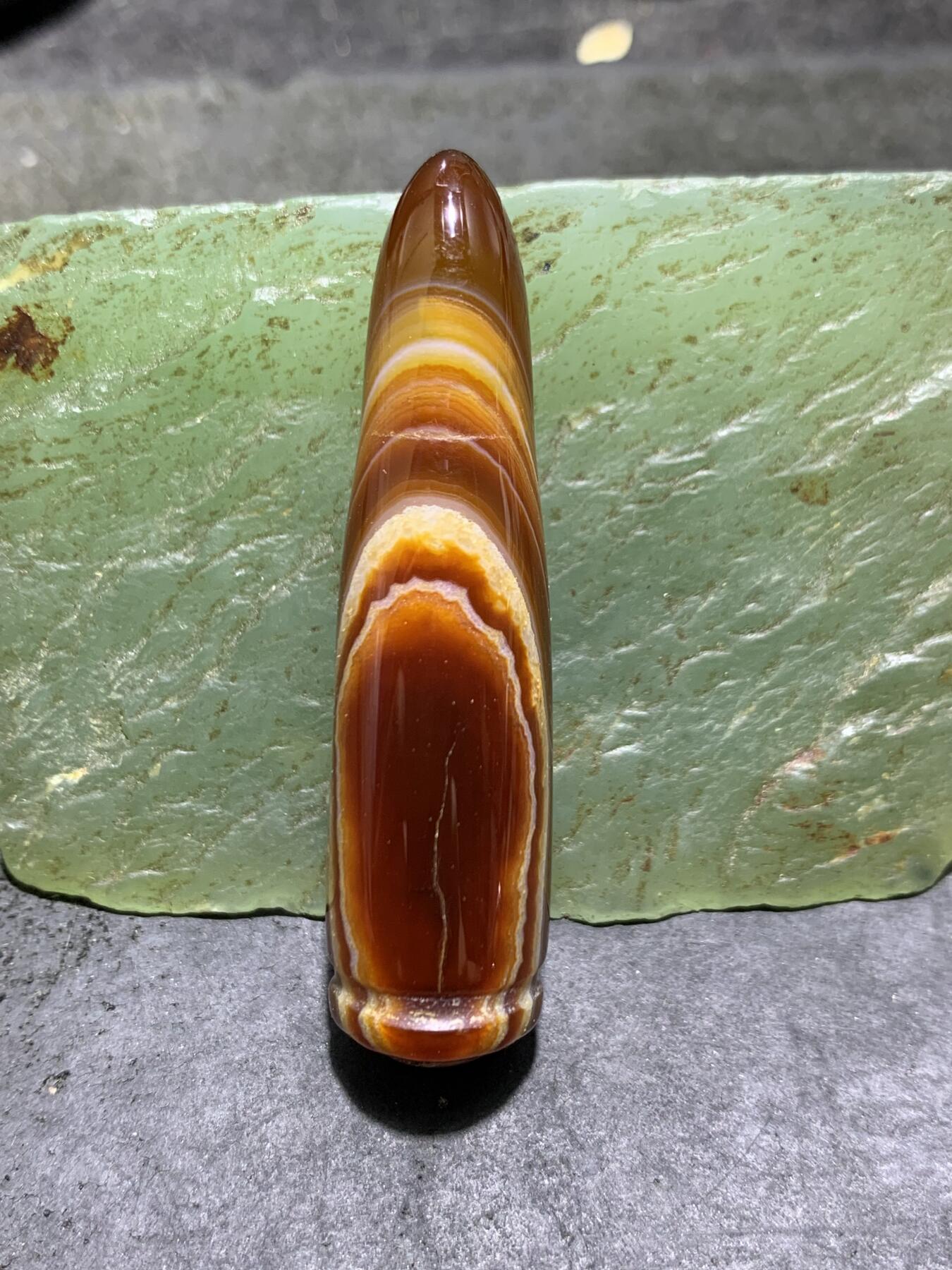 缠丝玛瑙雕刻通货子 弹头吊坠一个，