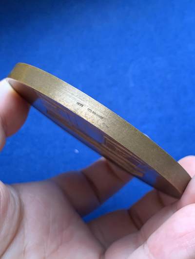 《竞宝斋》第429场 周日，周一，周二 3场连拍 （全场包邮） 巴黎凯旋门点燃圣火五十周年纪念大铜章 259.7克 80.5mm 丰饶角铜标