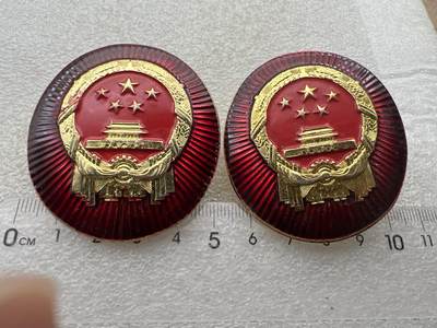 真品毛主席像章、纪念章 - 帽徽两个