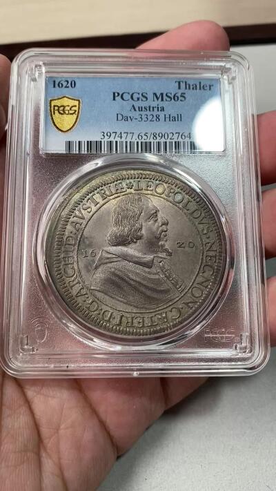 万国钱币拍卖第053期【万国秋季大拍下●周五周六两场连拍】 PCGS MS65 1620年神圣罗马帝国利奥波德五世纹章大泰勒 哈尔厂铸造 可遇不可求的BU级别神罗泰勒 均匀一色的纸袋包浆上些许蓝绿色调点缀 经过四百余年的时光洗礼依旧保持如此顶级的品相 无疑每一任藏家都对其爱护有加 PC唯一冠军分