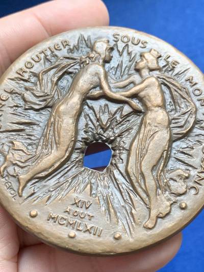 《竞宝斋》第429场 周日，周一，周二 3场连拍 （全场包邮） 1965年法国与意大利的跨国隧道勃朗峰公路隧道通车纪念铜章 187.7克 68mm