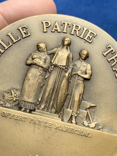 《竞宝斋》第429场 周日，周一，周二 3场连拍 （全场包邮） 1940年贝当元帅铜章 此章专赠维希政府高级行政官员（尤其是大区总督层级），1944年解放后，此类章多被持有人销毁，存世品相非常好，罕见。62.7mm，114.5克，外盒有裂，细节见图。