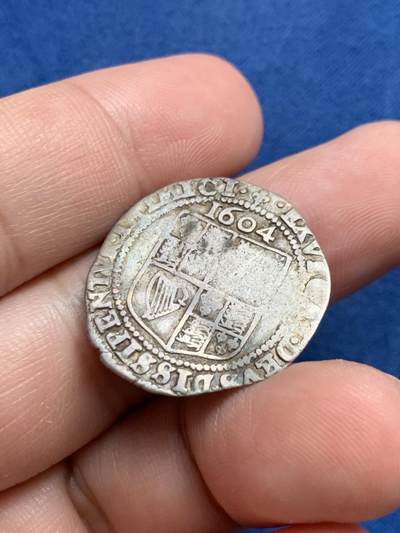 《竞宝斋》第429场 周日，周一，周二 3场连拍 （全场包邮） 英格兰1604年詹姆斯一世6便士银币，早期打制币，年份和部分铭文清晰可见。币有变形，细节见图。