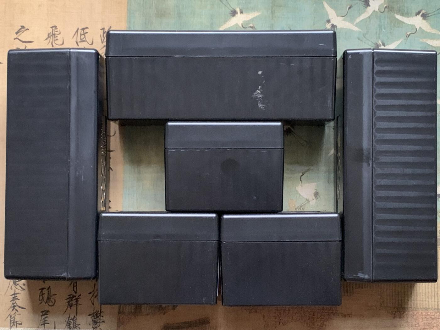 《竞宝斋》第429场 周日，周一，周二 3场连拍 （全场包邮） 六个一组 PCGS评级币正版黑色收纳盒 大号（每个可装20枚PCGS评级币）3个+ 小号（每个可装10枚PCGS评级币）3个，有使用痕迹，细节见图。