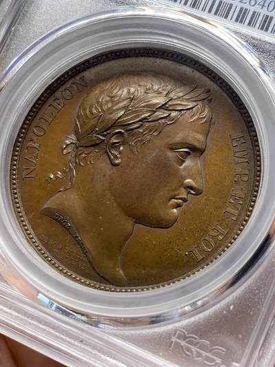 《竞宝斋》第429场 周日，周一，周二 3场连拍 （全场包邮） PCGS SP64 冠军分！法国1805年拿破仑一世攻占因斯布鲁克原铸铜章 巴黎造币厂巧克力包浆 纪念占领因斯布鲁克后从奥地利人手中夺回法国国旗，法国皇帝头戴月桂花环身着古罗马战神军袍，肌肉线条饱满身姿健硕，右手托一地球仪，胜利女神立于其上，左手持法兰西共和国旌旗，昂首胜利之姿溢于言表，精妙绝伦。加厚盒装