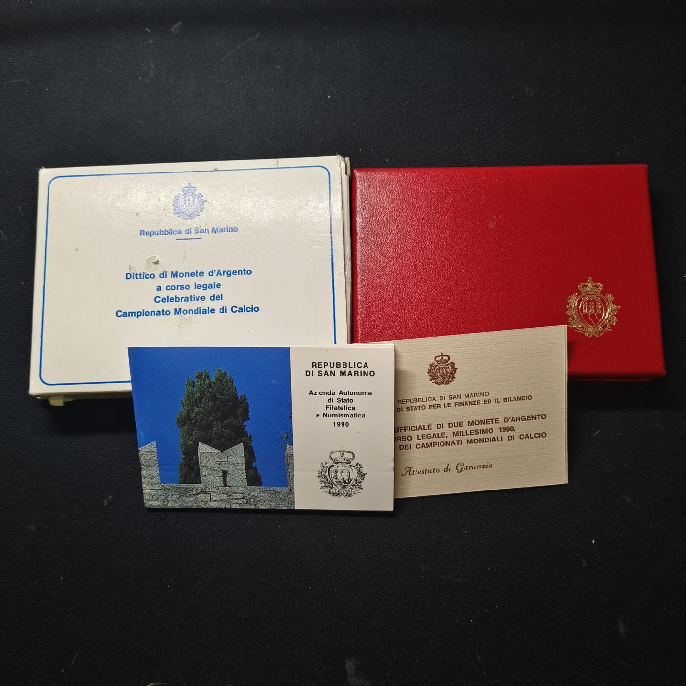 【全场包邮】纯粹捡漏拍471场（免费代拍第8场） 圣马力诺1990年意大利世界杯官方封装2枚纪念银币-盒证全