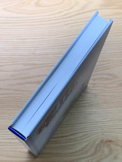 《竞宝斋》第430场 周日，周一，周二 3场连拍 （全场包邮） 精装大开本《硬币上的动物世界》玩动物币的必备资料， 目前市面专题动物系列里最权威的一本书。等同于动物币版的“克劳斯”目录。收录200余个国家地区，1100 枚、700多个动物物种，分类科学，全彩，厚达310页，书籍较重，重量近3斤半，几乎玩动物收藏币友人手一本！值得收藏。重达1.6公斤