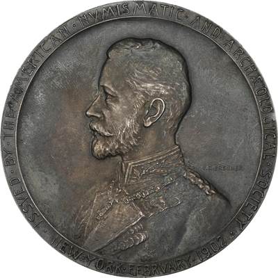 万国钱币拍卖第053期【万国秋季大拍上●周五周六两场连拍】 - NGC MS64 1902年德国普鲁士王子亨利出访美国纪念大银章 原味天鹅绒包浆，正面为身穿戎装的普鲁士王子，背面为代表商业繁荣的墨丘利身处云层中看向西方。在背面的右下角还有代表美国的盾徽和普鲁士的鹰徽连在一起。不管是王子人像面还是墨丘利面都雕刻的极其精美，铸造量仅301枚，此枚为唯一入盒记录。69.8MM 143G
