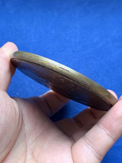 《竞宝斋》第430场 周日，周一，周二 3场连拍 （全场包邮） 名家雷蒙·科尔班设计 1492-1992科西嘉 · 阿雅克肖建城500周年纪念大铜章  雷蒙·科尔班（1924-2011）以建筑主题勋章闻名 236.3克 80mm 丰饶角铜标