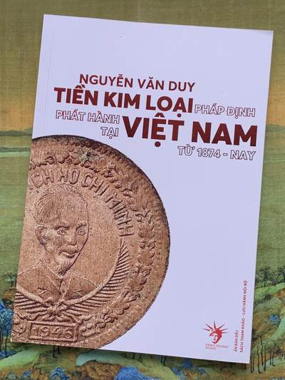 《竞宝斋》第430场 周日，周一，周二 3场连拍 （全场包邮） 越南最新发售的硬币类书籍，涵盖了法属印支至今所发行的金属流通币，铜板纸限量印刷，这本目录可用作工具书，也可收藏，细节见图。