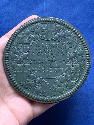 《竞宝斋》第430场 周日，周一，周二 3场连拍 （全场包邮） 1896-1956年米兰安布罗西亚诺银行成立60周年铜章 超高浮雕 极少见品种 307.9克 94.5mm