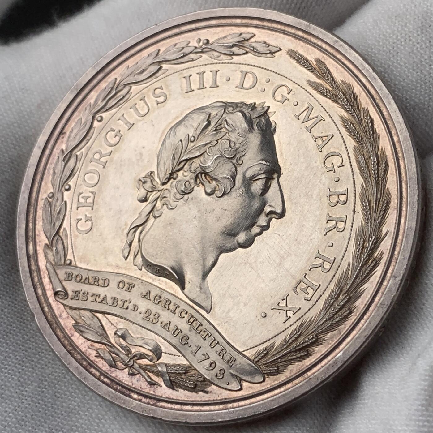 掌中浮雕-藏着的欧洲第038场 1801年英国农业委员会银奖章 ，48mm, 62g。C.H.kuchler雕刻。边缘刻获奖人：Mr Josh.Atkinson, 极罕！