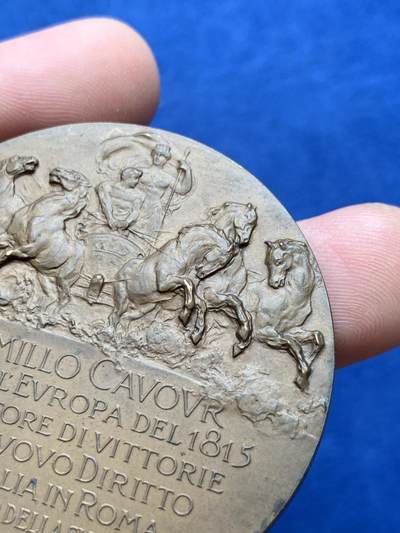 《竞宝斋》第430场 周日，周一，周二 3场连拍 （全场包邮） 意大利1910年统一运动三杰之一加富尔诞辰一百周年纪念铜章，背面女神驾驶六匹马，姿态各异，气势恢宏，比马车里拉更富艺术张力，少见品种。69.65克，51.8mm。