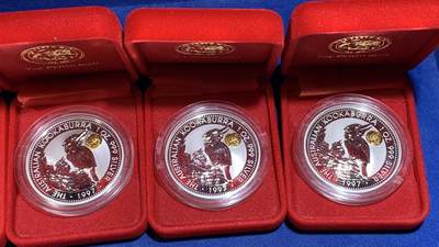 《竞宝斋》第430场 周日，周一，周二 3场连拍 （全场包邮） 五枚一组 澳大利亚1997年笑翠鸟镶嵌金猫银币，每枚含纯银1盎司，纯金约0.5g