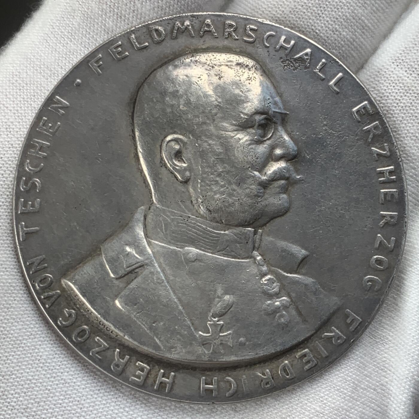 掌中浮雕-藏着的欧洲第038场 1914年一战奥属西里西亚特申弗里德里希大公纪念银章,56mm，67.90g；纪念捷欣公爵弗里德里希大公12月8日被晋升为陆军元帅