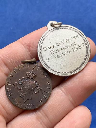 《竞宝斋》第430场 周日，周一，周二 3场连拍 （全场包邮） 欧洲纪念章牌一对 总重约18.5克，直径分别为26.2mm和30.6mm。