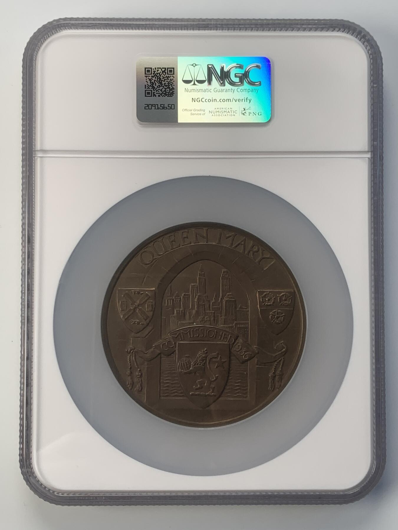 掌中浮雕-藏着的欧洲第038场 NGC MS62 : 1936年玛丽女王号首航纪念铜章，由英国皇家造币厂新雕塑运动的领军人物吉尔伯特·贝叶斯出品，70mm，重171克。BHM-4282，NGC盒子有伤（如图）