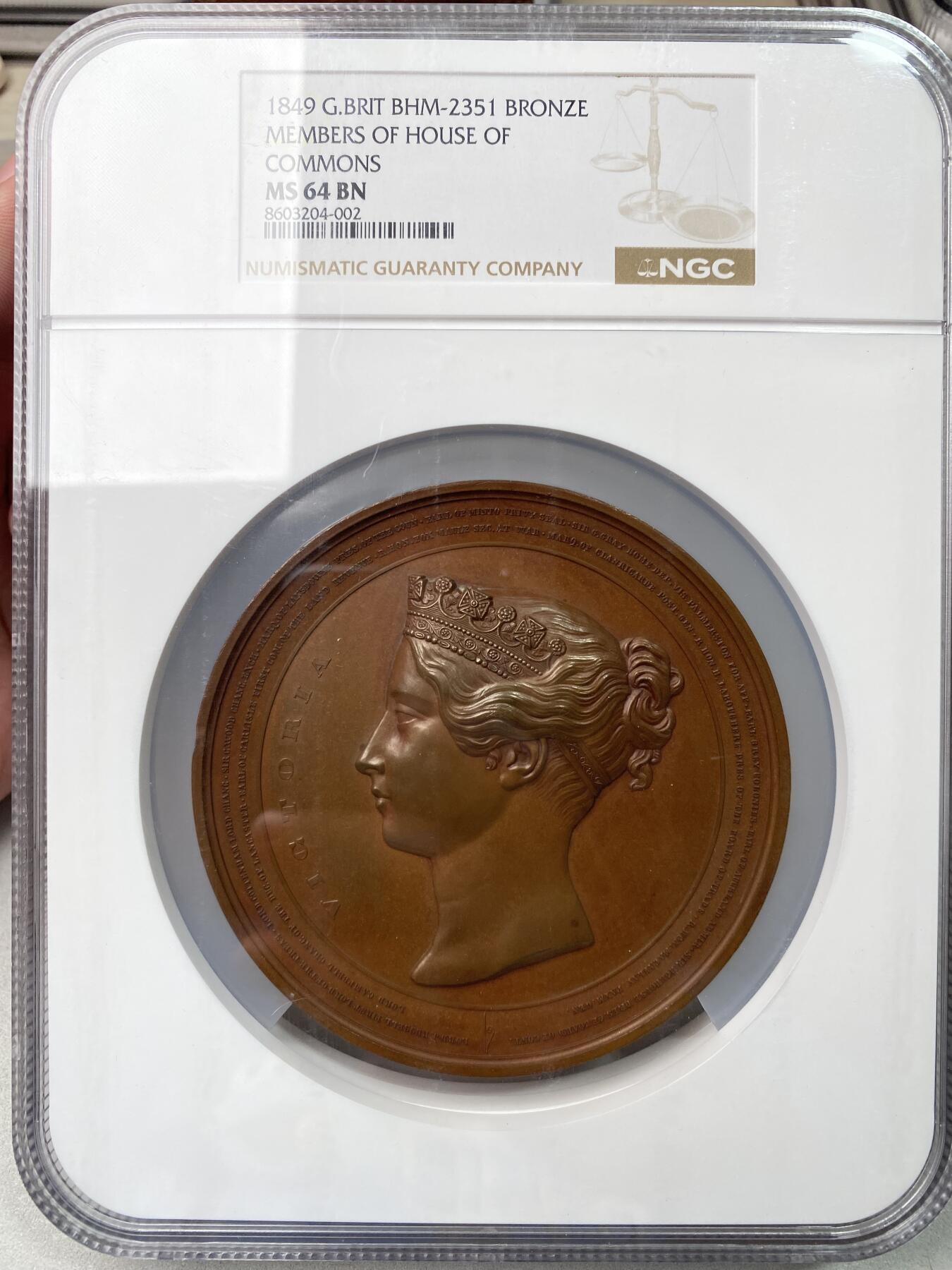 万国钱币拍卖第053期【万国秋季大拍上●周五周六两场连拍】 NGC MS64 1849年英国维多利亚女皇下议院议员纪念大铜章 95MM大规格 正面維多利亞女王頭戴冠冕 环绕周围的名字是女王的部长们 反面是下议院议员名单